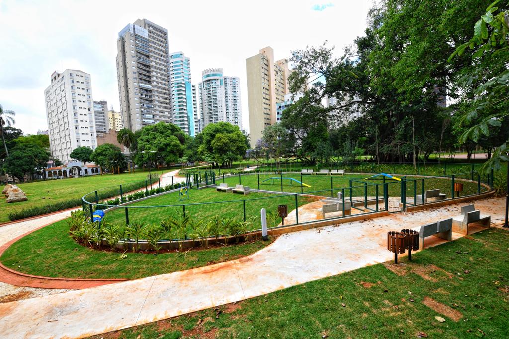 Playground no gramado aparece no centro da foto.