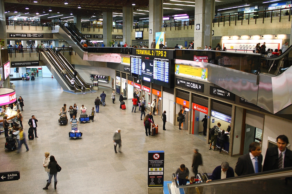 Terminal 2 do aeroporto de Guarulhos, área ampla com escadas rolantes