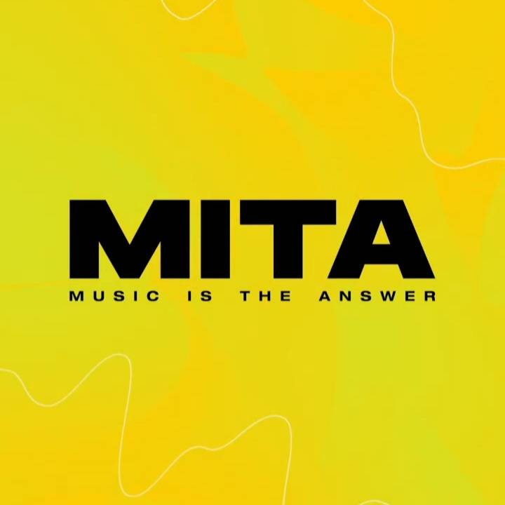 Printscreen de line-up de festival. Fundo de cores rosa e vermelho, com o título do festival no topo "MITA - Music is the answer" e os nomes dos artistas abaixo.