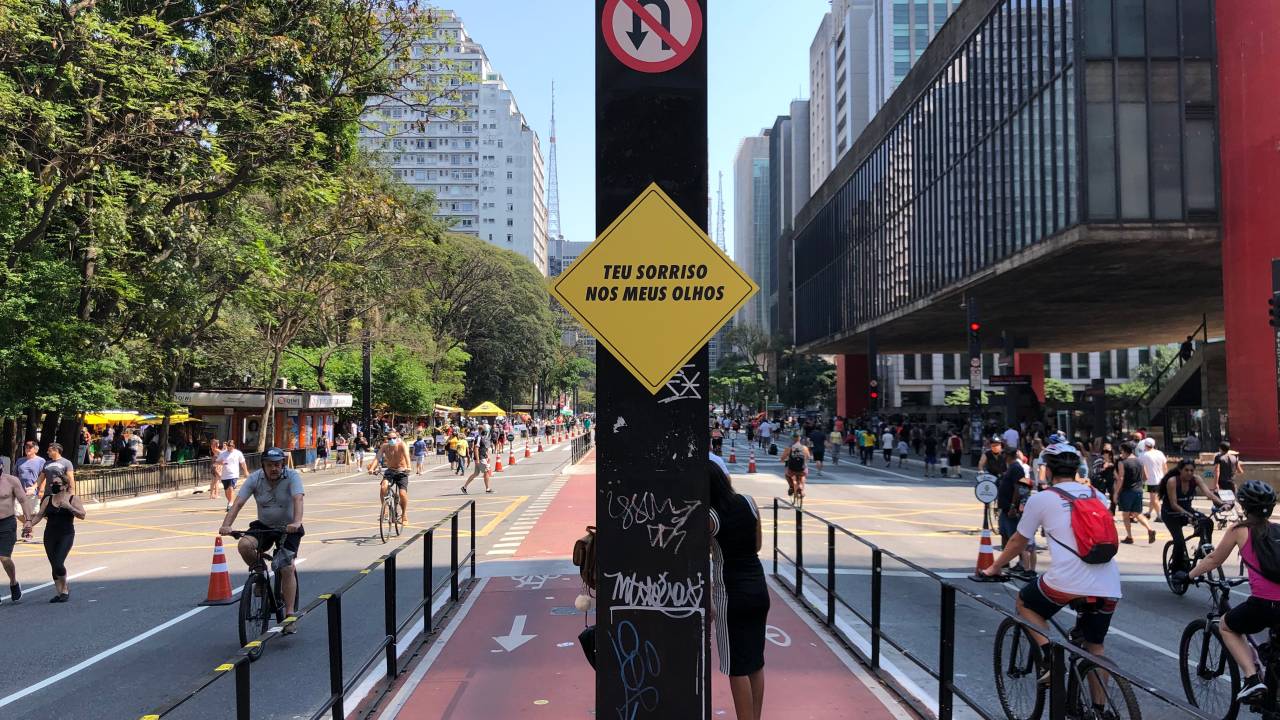 Frase de Felipe Morozini estampada em placa da avenida Paulista.