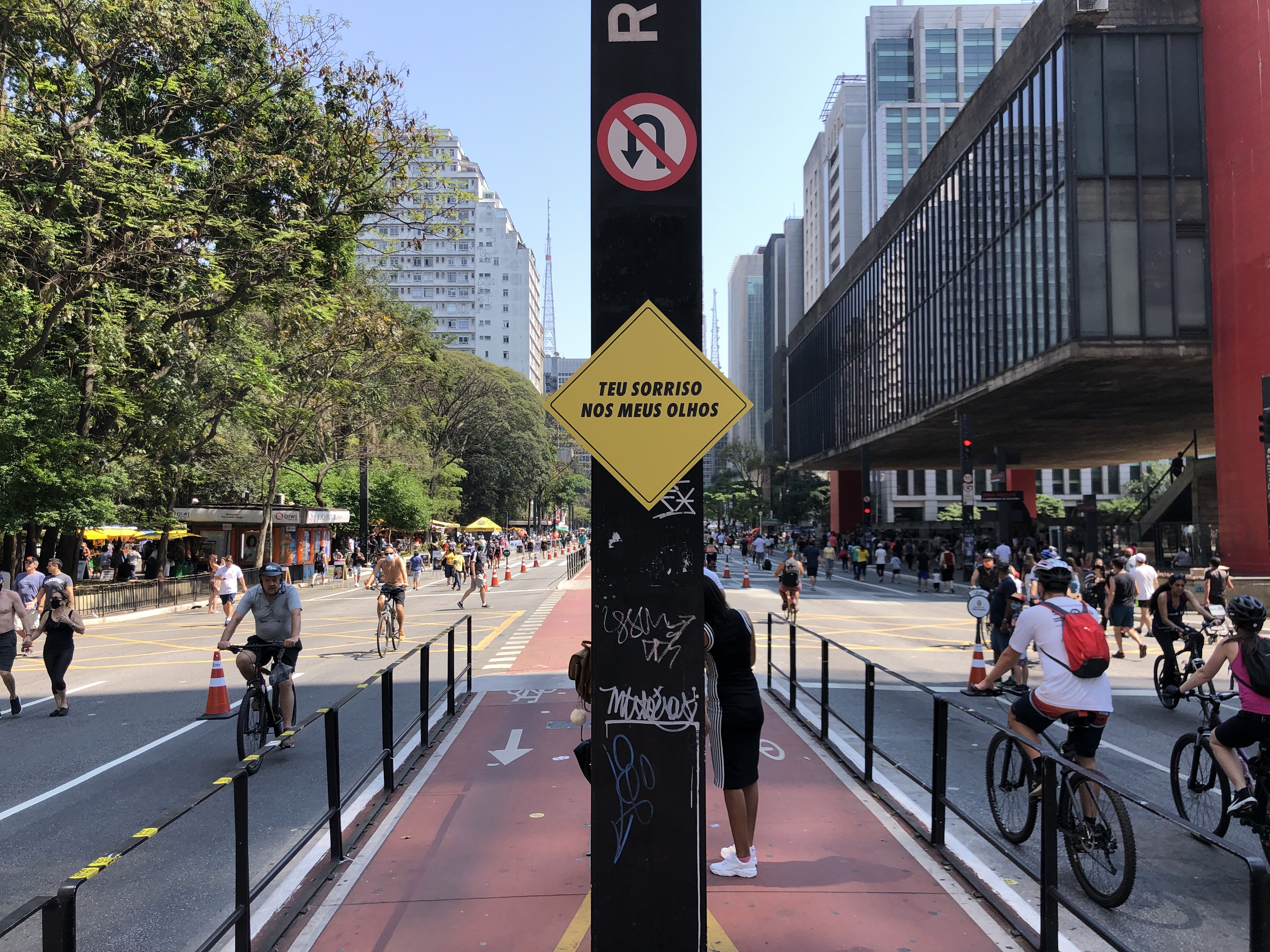 Frase de Felipe Morozini estampada em placa da avenida Paulista.
