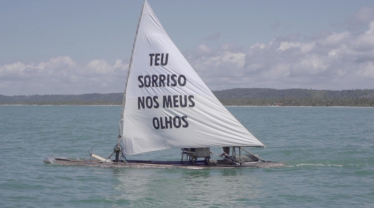 Frase de Felipe Morozini estampada em jangada no mar.