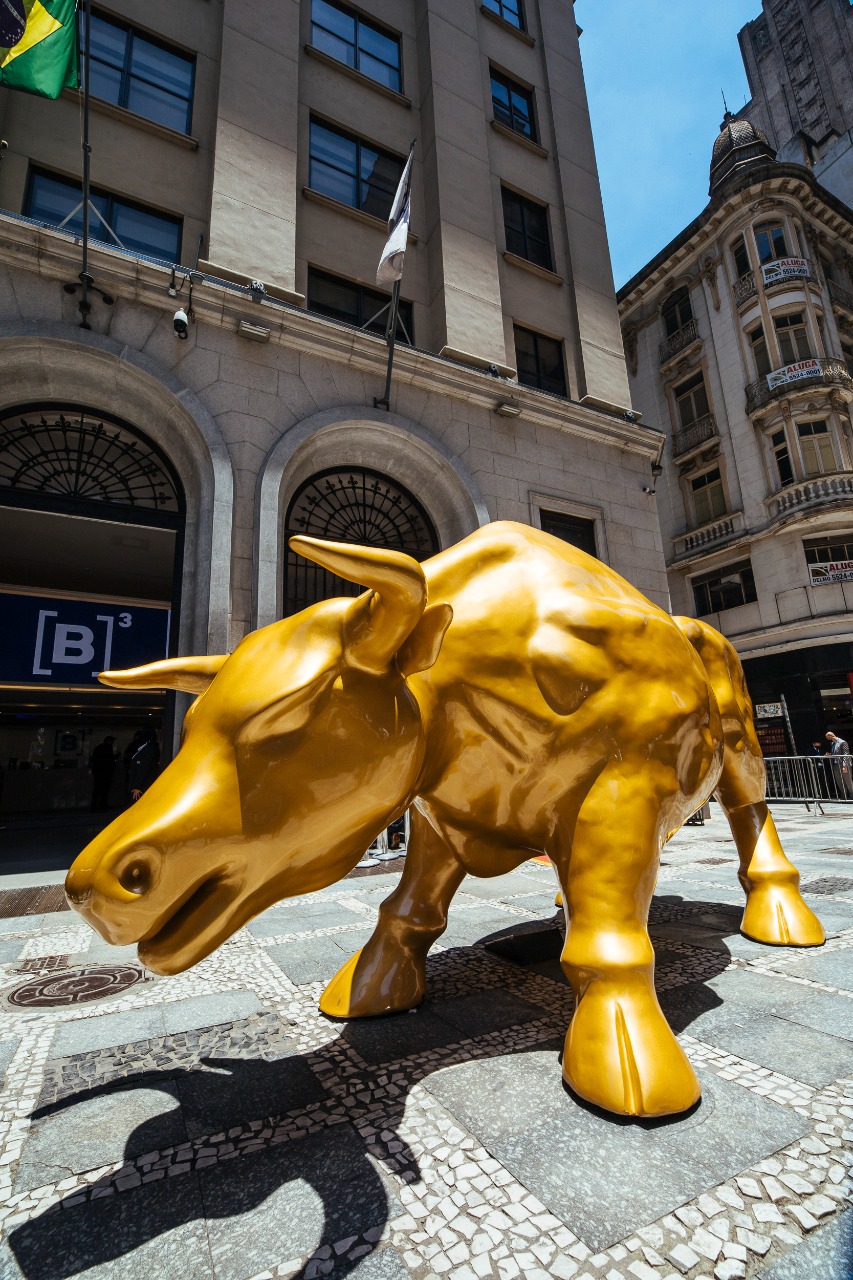 A imagem mostra o touro dourado instalado em frente à Bolsa de Valores de São Paulo