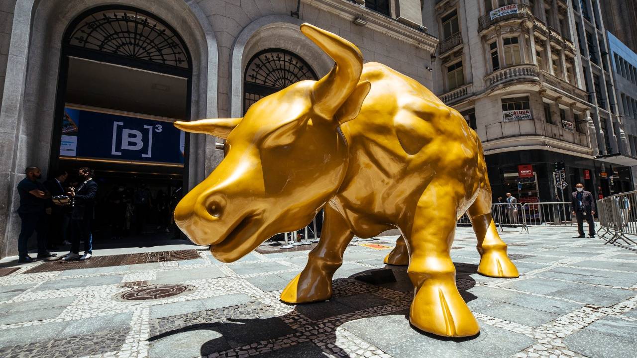 A imagem mostra o touro dourado instalado em frente à Bolsa de Valores de São Paulo