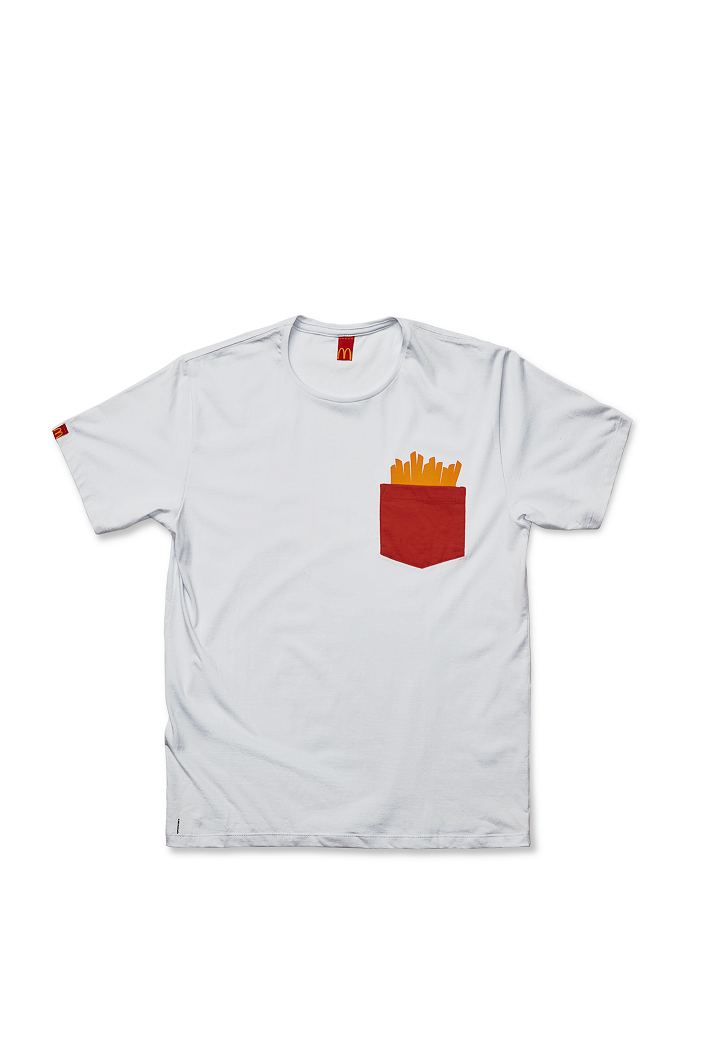 A imagem mostra uma camisa branca com uma caixinha de batata frita no peito.