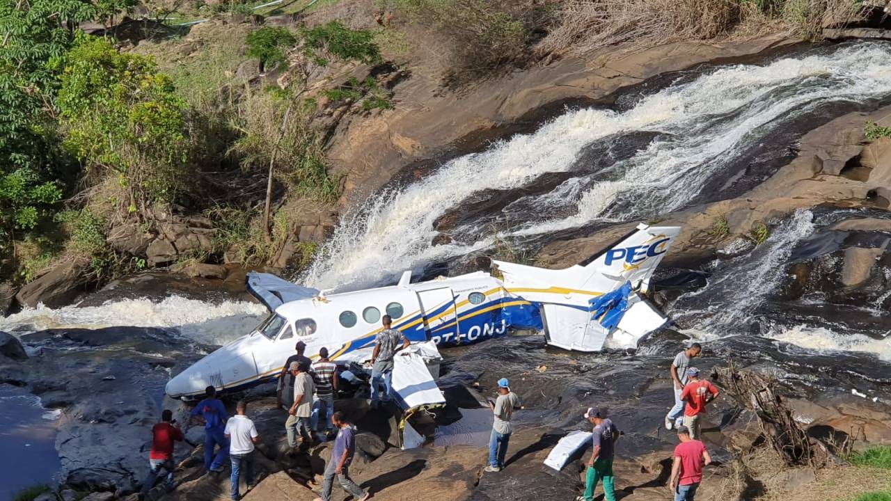 Avião cai em Minas Gerais