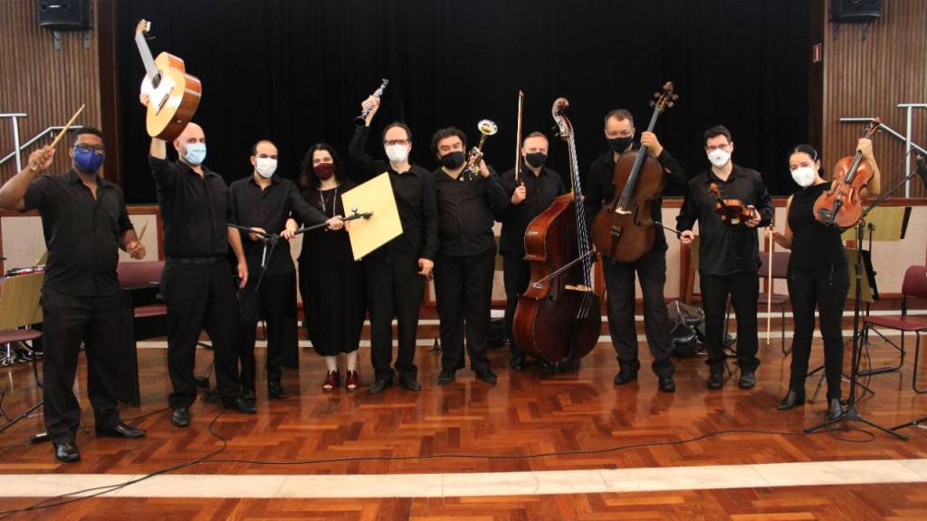 Foto mostra intregrantes da Orquestra de Câmara da CIP em um dos ensaios.