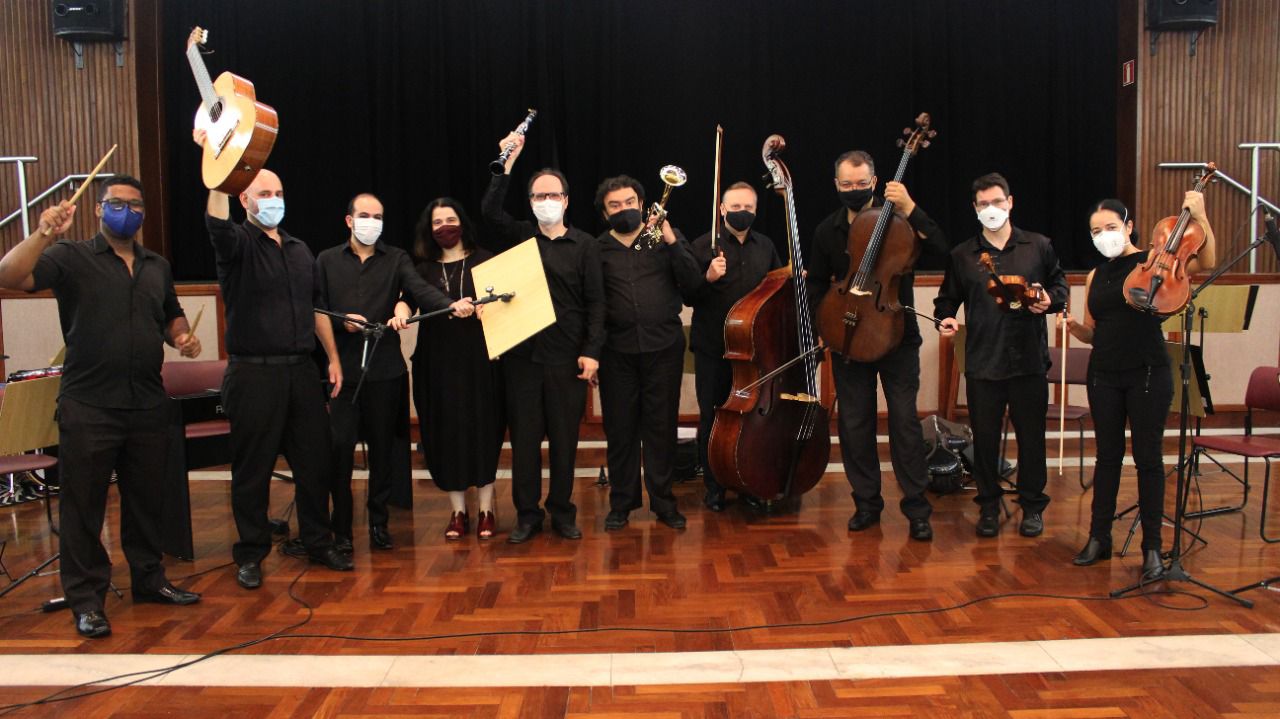 Foto mostra intregrantes da Orquestra de Câmara da CIP em um dos ensaios.