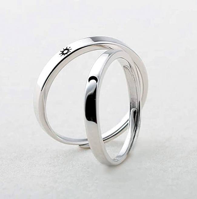 Dois anéis prata simples só que com estampa de Sol e Lua em cada um
