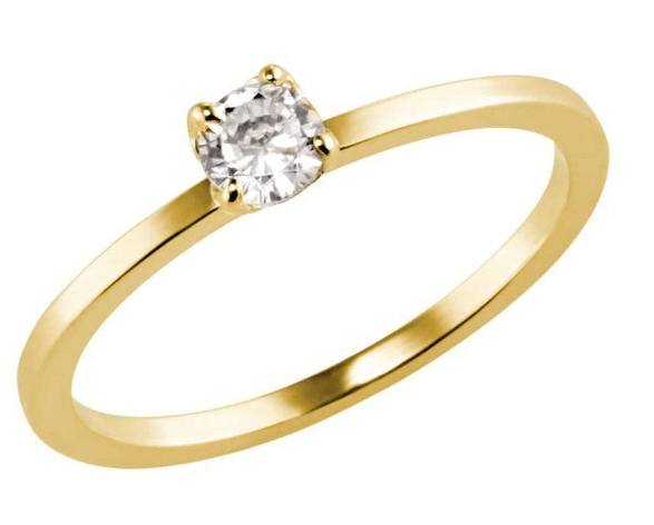 Um anel dourado e fino tem um diamante no centro