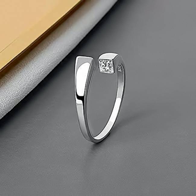 Um anel prata que não se fecha inteiro no círculo. O detalhe é a abertura