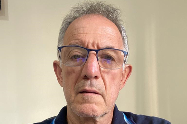 Imagem mostra selfie de Aparecido. Ele usa óculos e camiseta polo