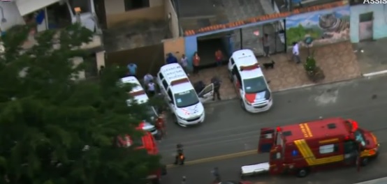 Imagem aérea mostra viaturas de polícia e ambulância paradas em rua do Itaim Paulista