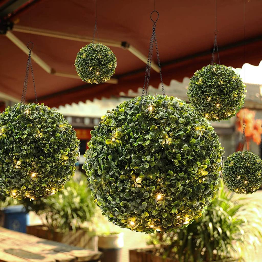 bola de grama Bolas de grama penduradas no teto de um jardim tem luzes de LED entre as plantas