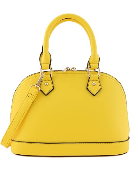 Uma bolsa amarela, levemente arredondada, de tamanho médio
