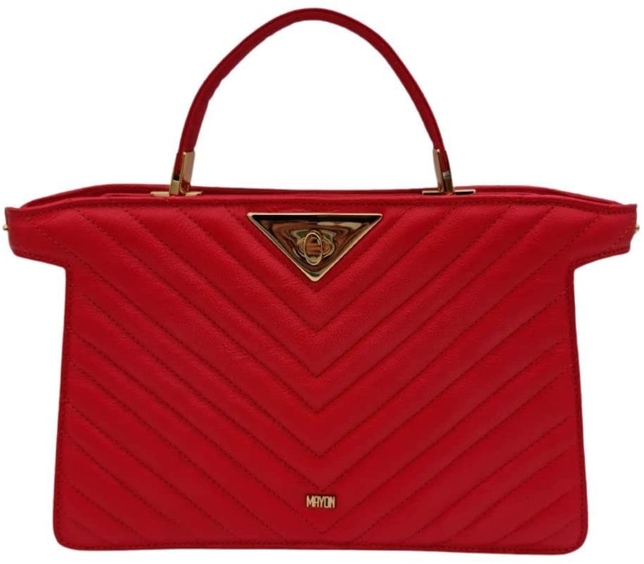 Uma bolsa vermelho bem vibrante. É retangular mas mais comprida em cima, como um detalhe
