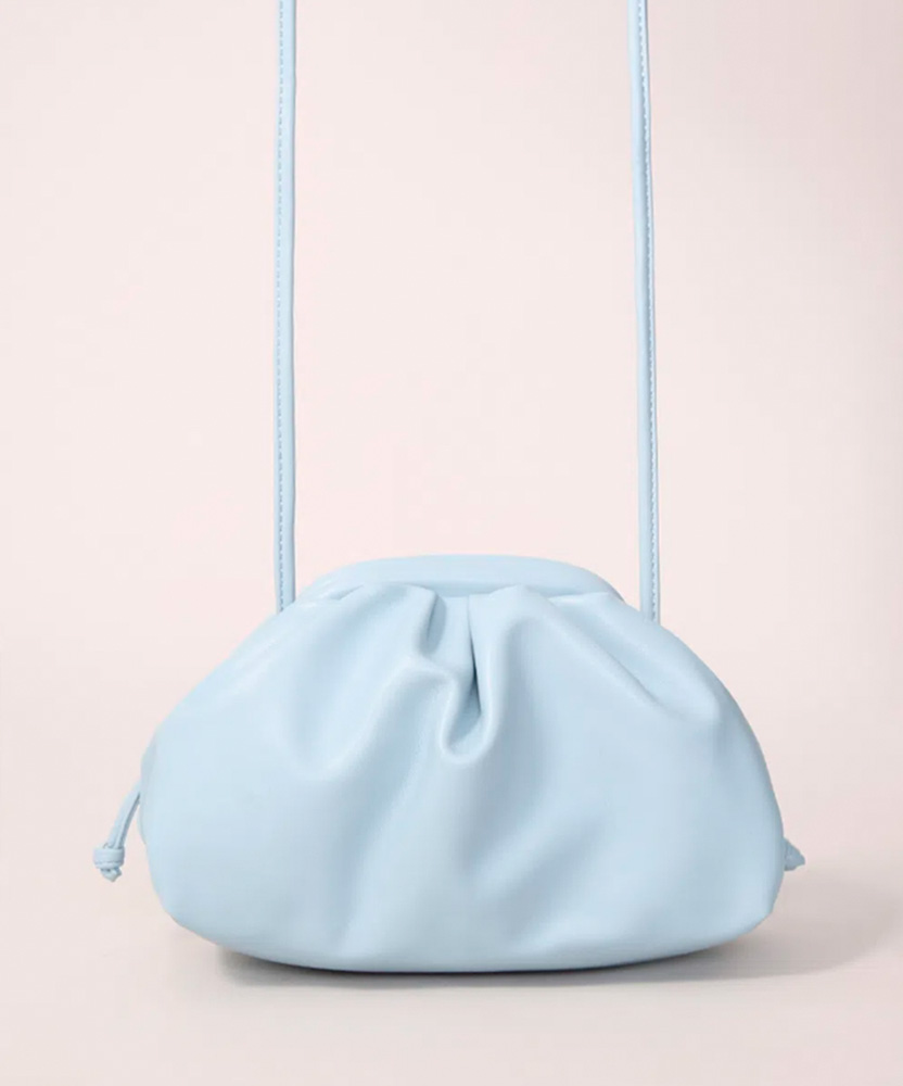 Bolsa em formato arredondado, de alça, azul bebê
