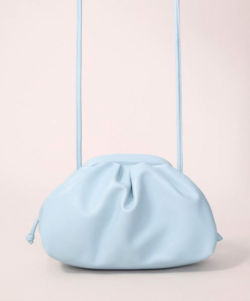 bolsa transversal.png Bolsa em formato arredondado, de alça, azul bebê