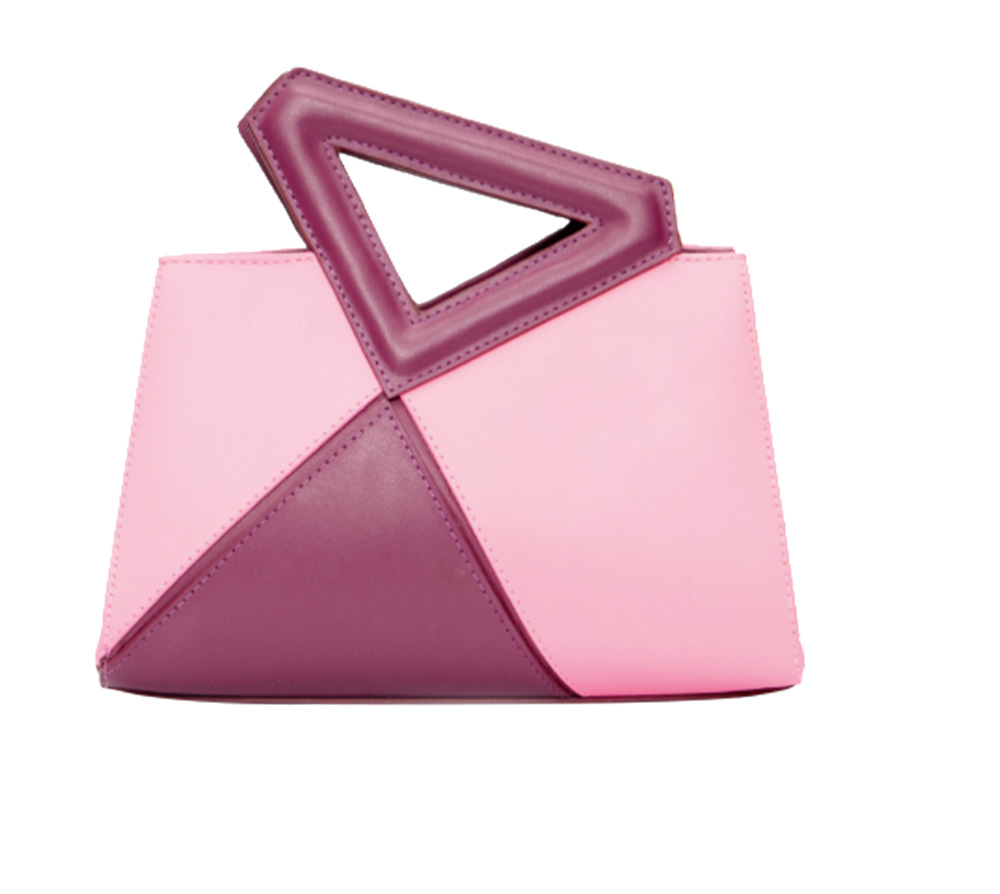 Uma bolsa roxa e rosa é dividida em formas triangulares