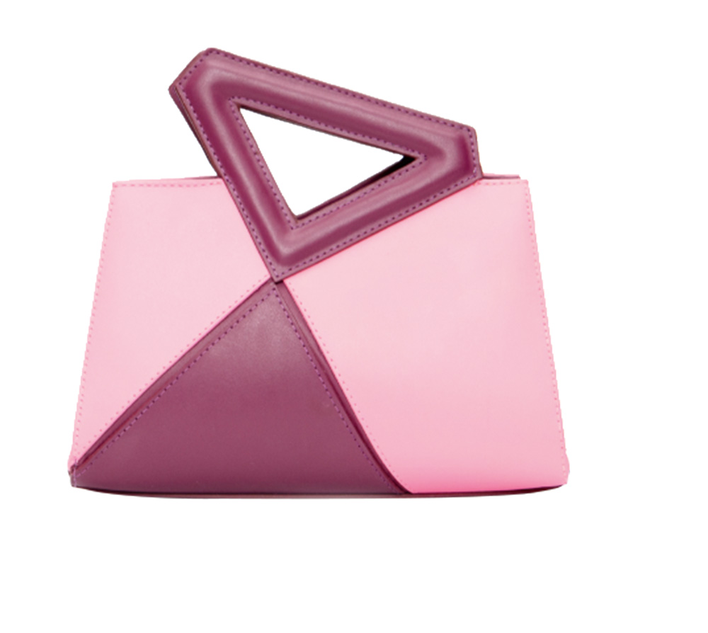 bolsa.png Uma bolsa roxa e rosa é dividida em formas triangulares