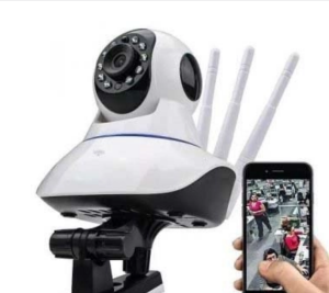Uma câmera de vigilância e um smartphone ao lado