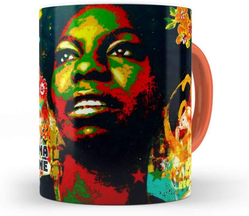 Uma caneca estampa o rosto da Nina Simone. Está com cores bem saturadas, ressaltando o verde e vermelho