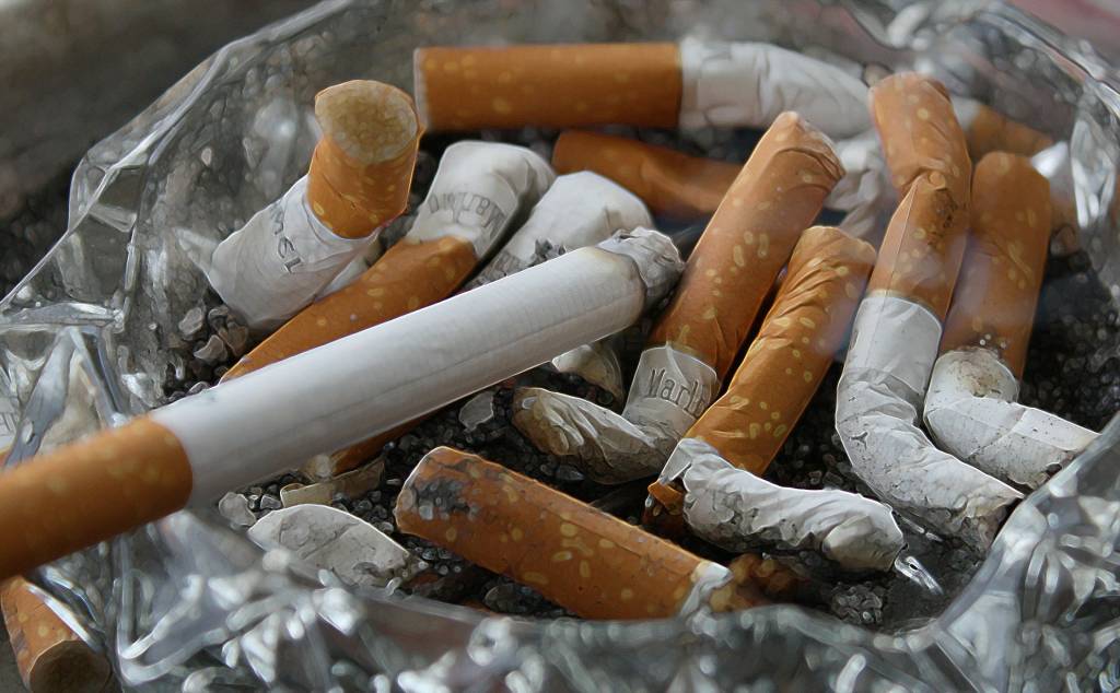 Imagem mostra cinzeiro cheio de bitucas de cigarro