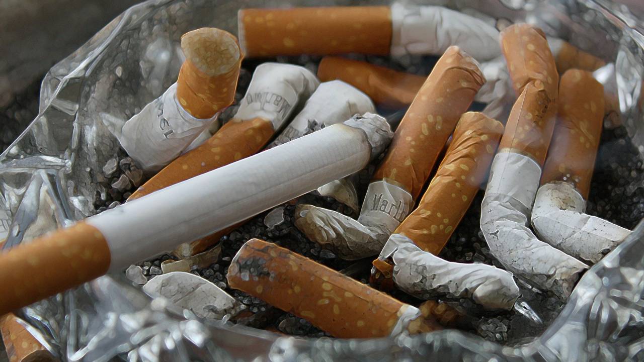 Imagem mostra cinzeiro cheio de bitucas de cigarro