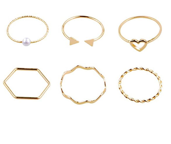 Seis anéis dourados finos cada um de um estilo. Tem em forma geométrica, redondo, pontilhado, aberto, com pedra e com coração