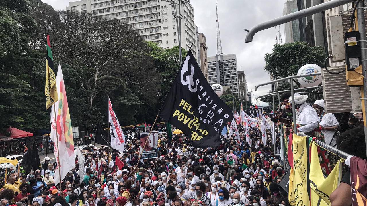 Imagem mostra trecho da avenida Paulista com centenas de manifestantes, muitos deles mulheres usando turbantes