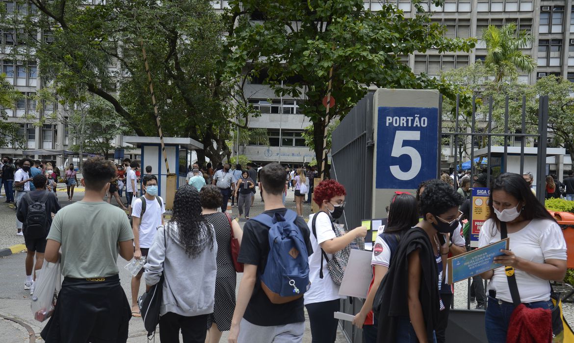 Estudantes chegam para o primeiro dia de prova do Enem 2021