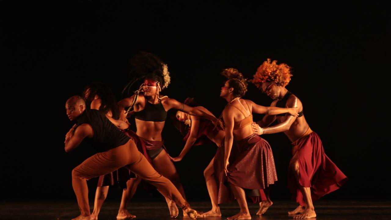 Cena do espetáculo "TA - Sobre Ser Grande", do Corpo de Dança do Amazonas