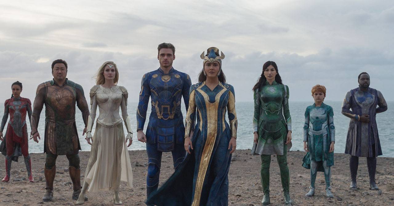 A imagem apresenta dez heróis da Marvel na praia