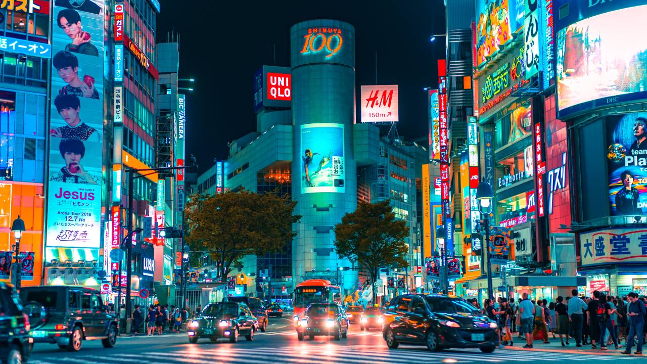 A imagem mostra o O bairro de Shibuya, em Tóquio, no Japão