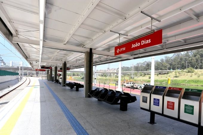 plataforma vazia da estação joão dias