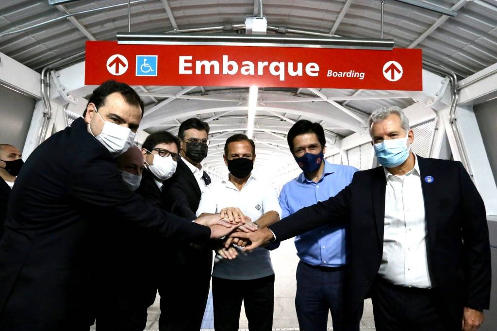 joão-doria-inaugura-nova-estação-joão-dias-linha-9-esmeralda-cptm joão doria, ricardo nunes e outros homens de braços estendidos colocando as mãos umas sobre as outras, posando para foto
