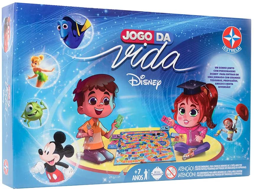 Uma caixa estampa o desenho de duas crianças brincando de um jogo de tabuleiro. Há personagens da Disney estampados na caixa, como o Mickey e a Sininho