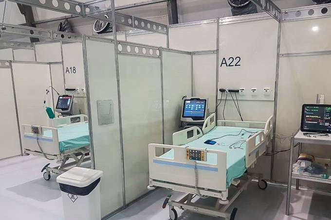 Imagem mostra dois leitos de hospital vazios, com equipamentos e monitores.