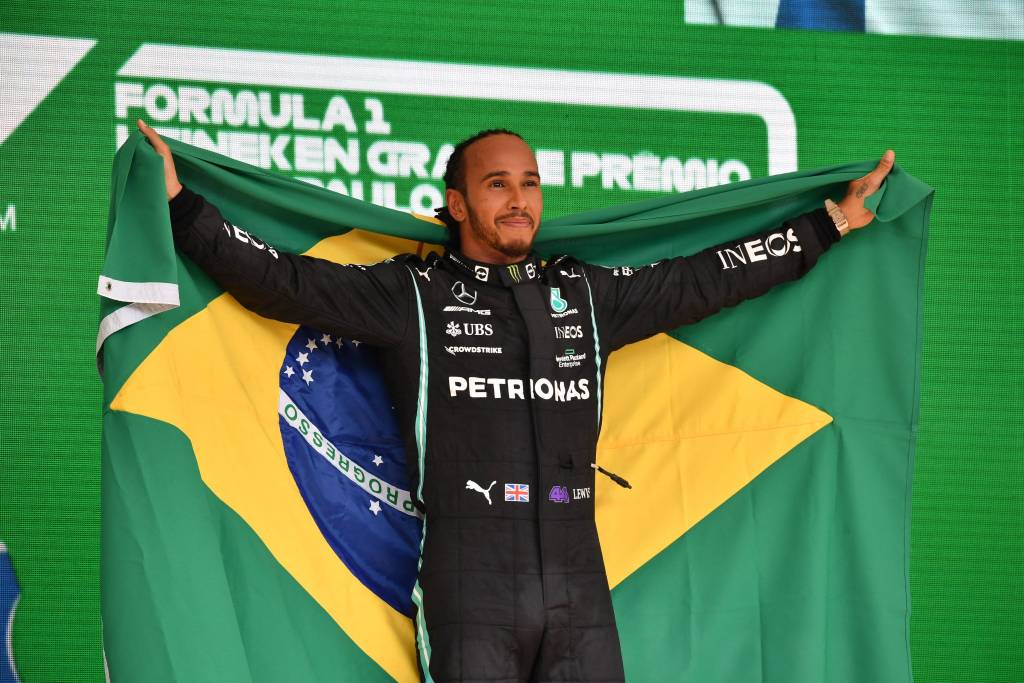 Lewis Hamilton segura bandeira do Brasil ao vencer GP de São Paulo