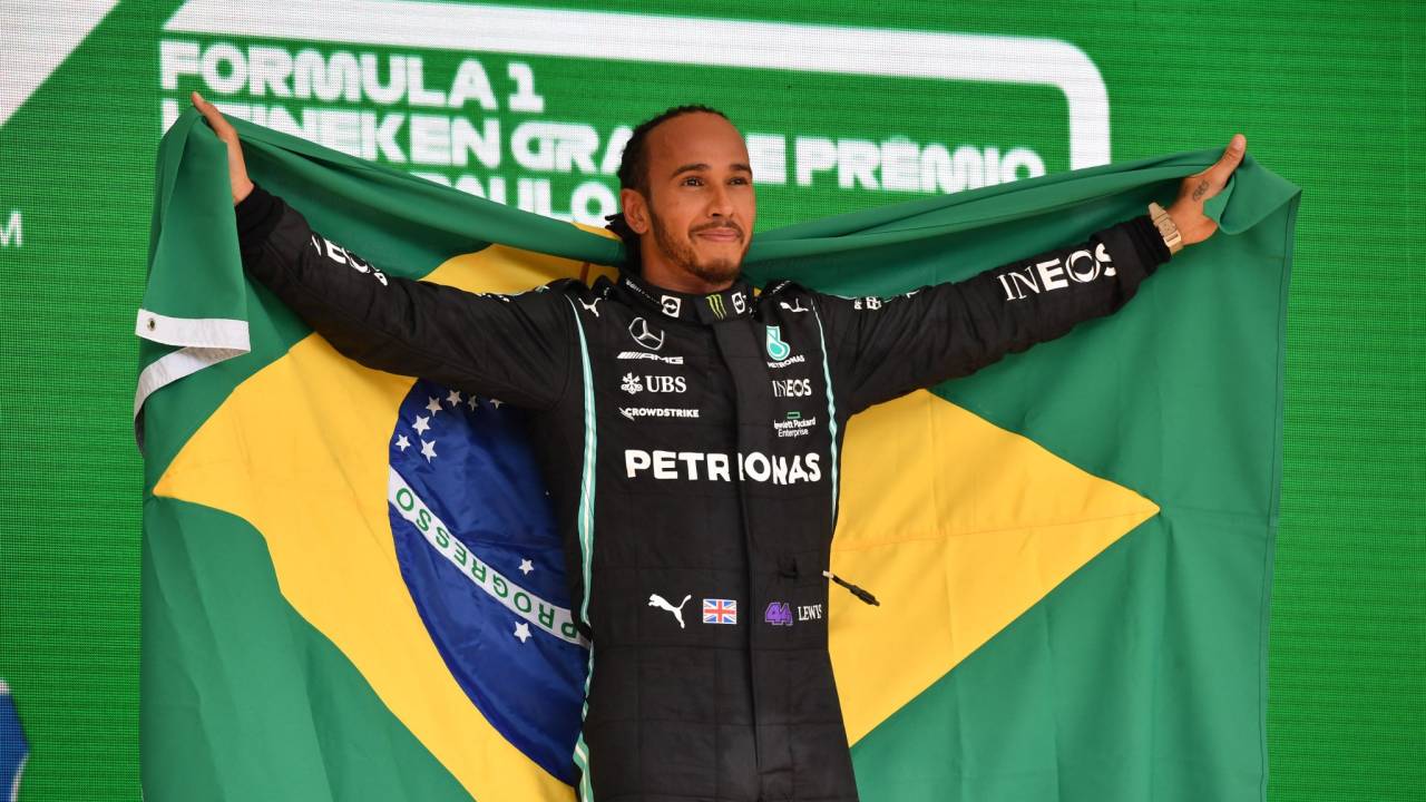 Lewis Hamilton segura bandeira do Brasil ao vencer GP de São Paulo