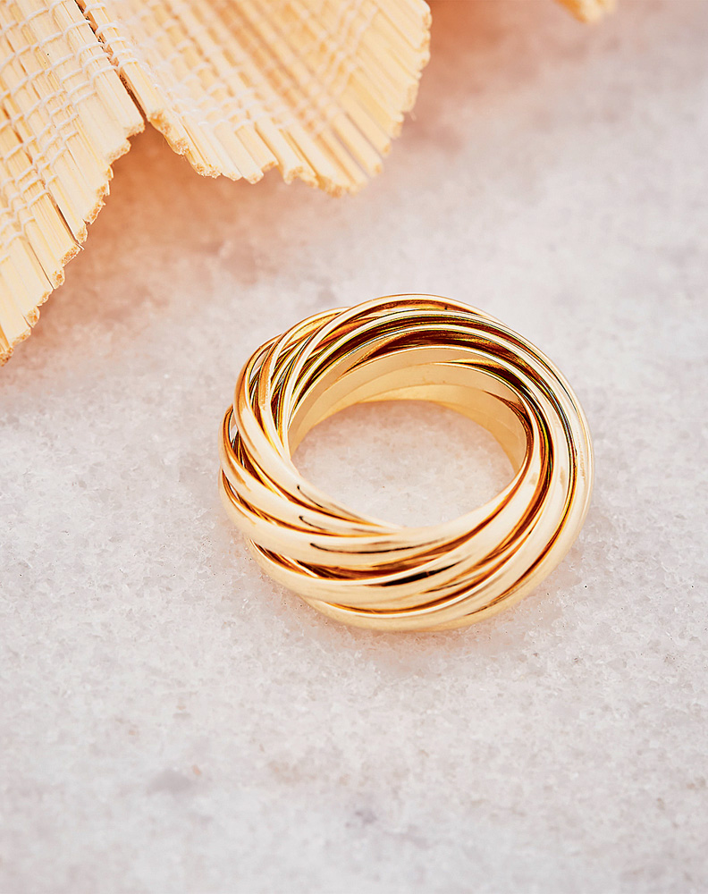 Um anel dourado com várias circulações