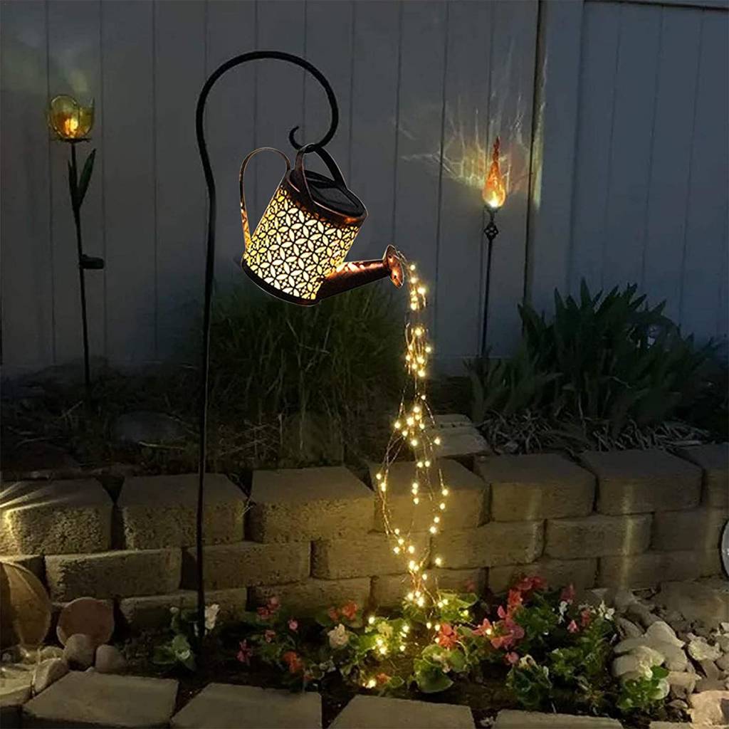 luminária Um regador preso no ar por uma estrutura solta, no lugar de água, várias luzes de LED