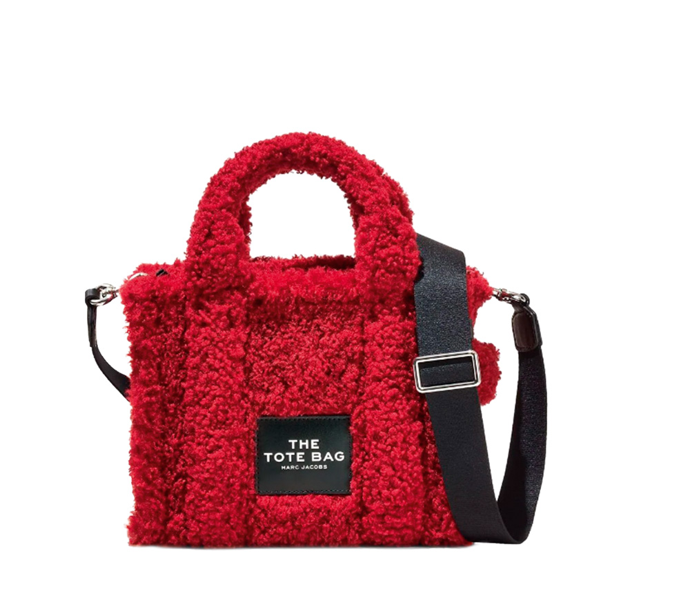 marc jacobs.png Bolsa quadrada tirando a alça. É vermelha e tem um tipo de estofado/lã por toda a estampa
