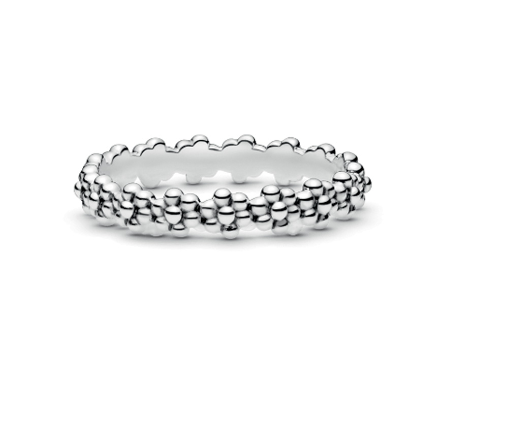 Um anel prata feito com várias pedrinhas unidas