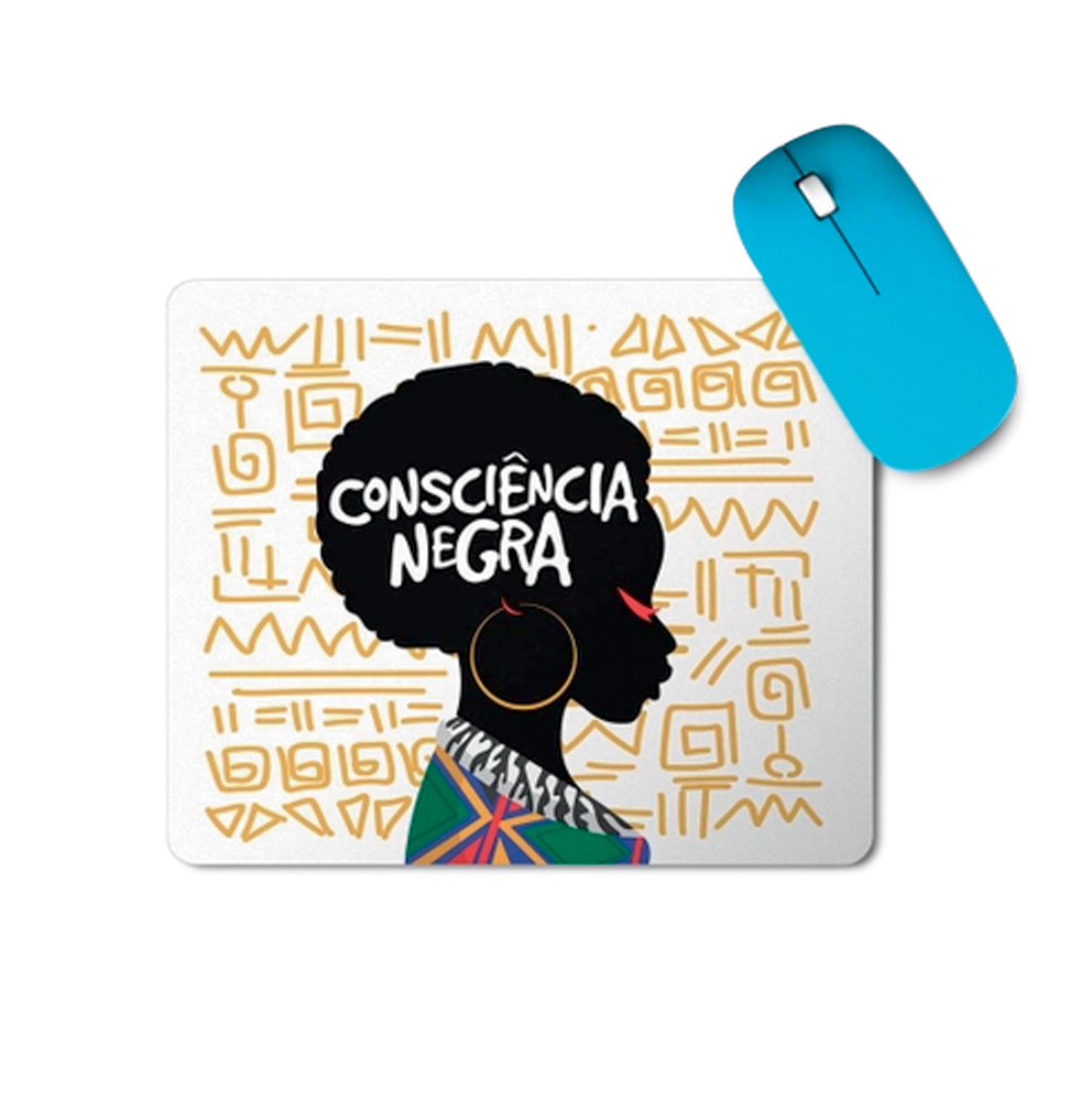 Um mouse pad com o desenho de uma mulher negra de lado com bastante cabelo black. Há escritos em dourado que remetem a ancestralidade negra