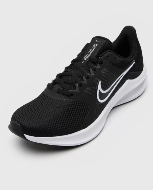 Um tênis da Nike preto com sola branca