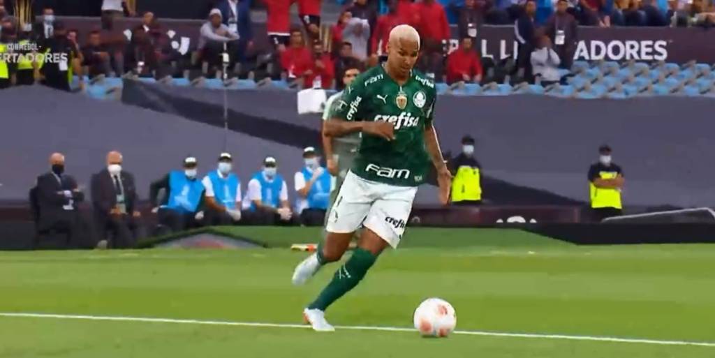 Jogador do Palmeiras com a bola no pé