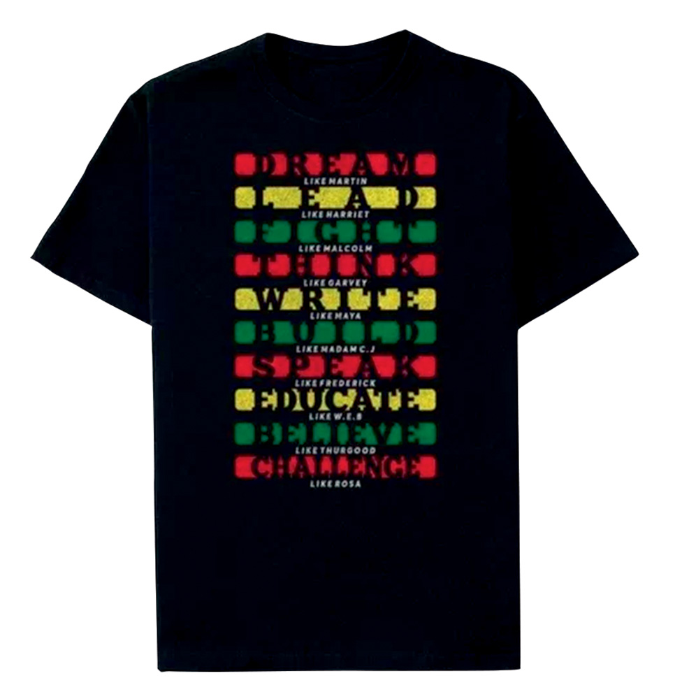 Uma camiseta preta tem, nas cores amarela, verde e vermelha, nomes de personalidades negras e palavras como sonhar, liderar, lutar, acreditar e educar, mas em inglês