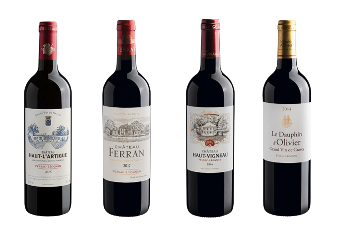 Montagem com quatro garrafas de vinhos tinto lado a lado em fundo branco.