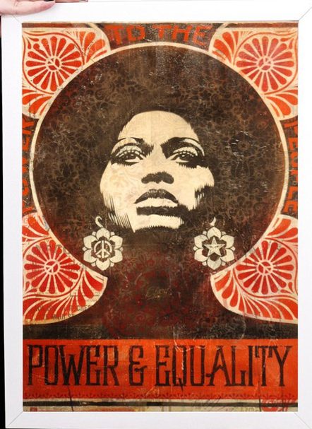 Quadro tem desenhado uma mulher negra, com bastante black power, olhando para cima. O quadro é em tons de vermelho. Embaixo, o escrito 